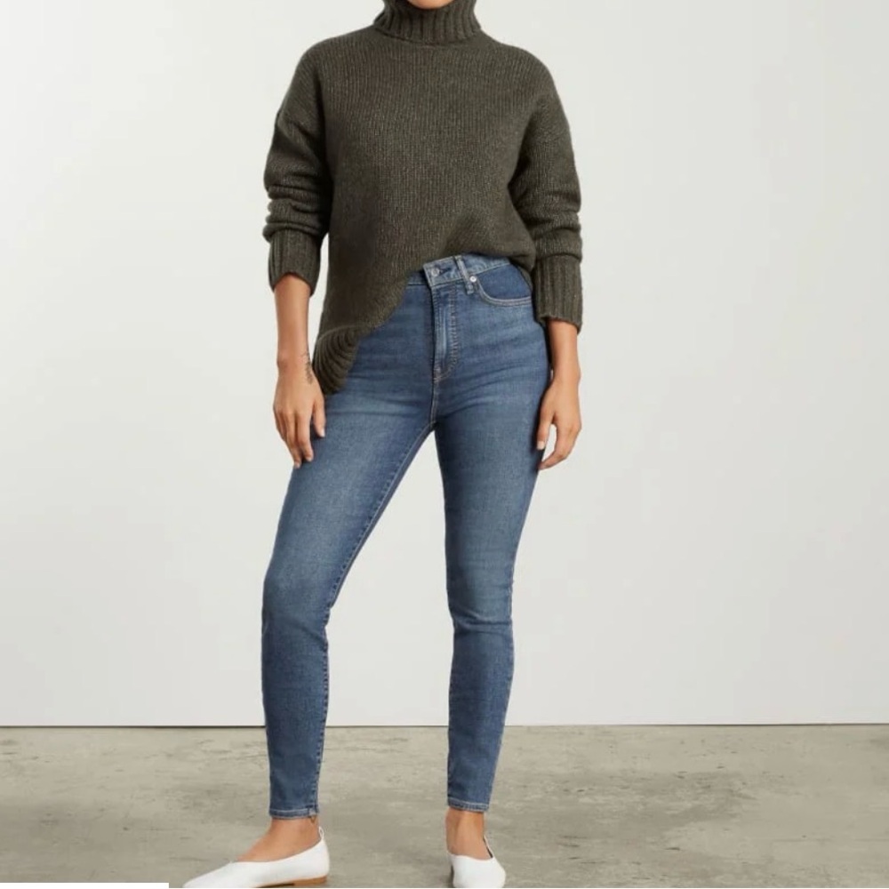 Everlane High-Rise Slim Jean in Medium Blue